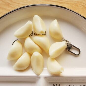 Original and Unique Garlic Pendant Keychain Student Couple Personality Bag Pendant Car Keychains Jewelry
